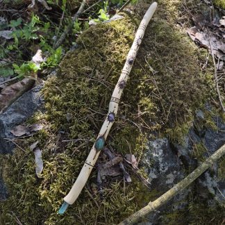 Juuri-taikasauva #7 (koristeltu erilaisin kivin)