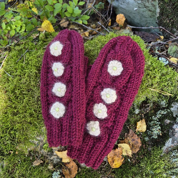 Lapaset angorakukkasilla (S) - Image 3
