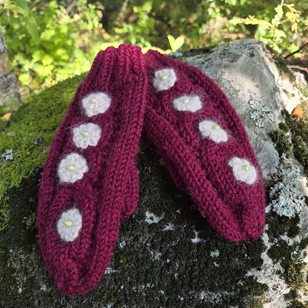 Lapaset angorakukkasilla (S)